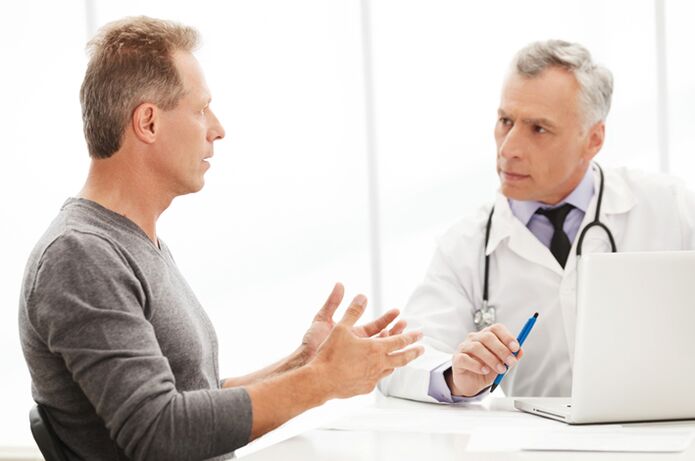 Un uomo con prostatite cronica a una visita dal medico